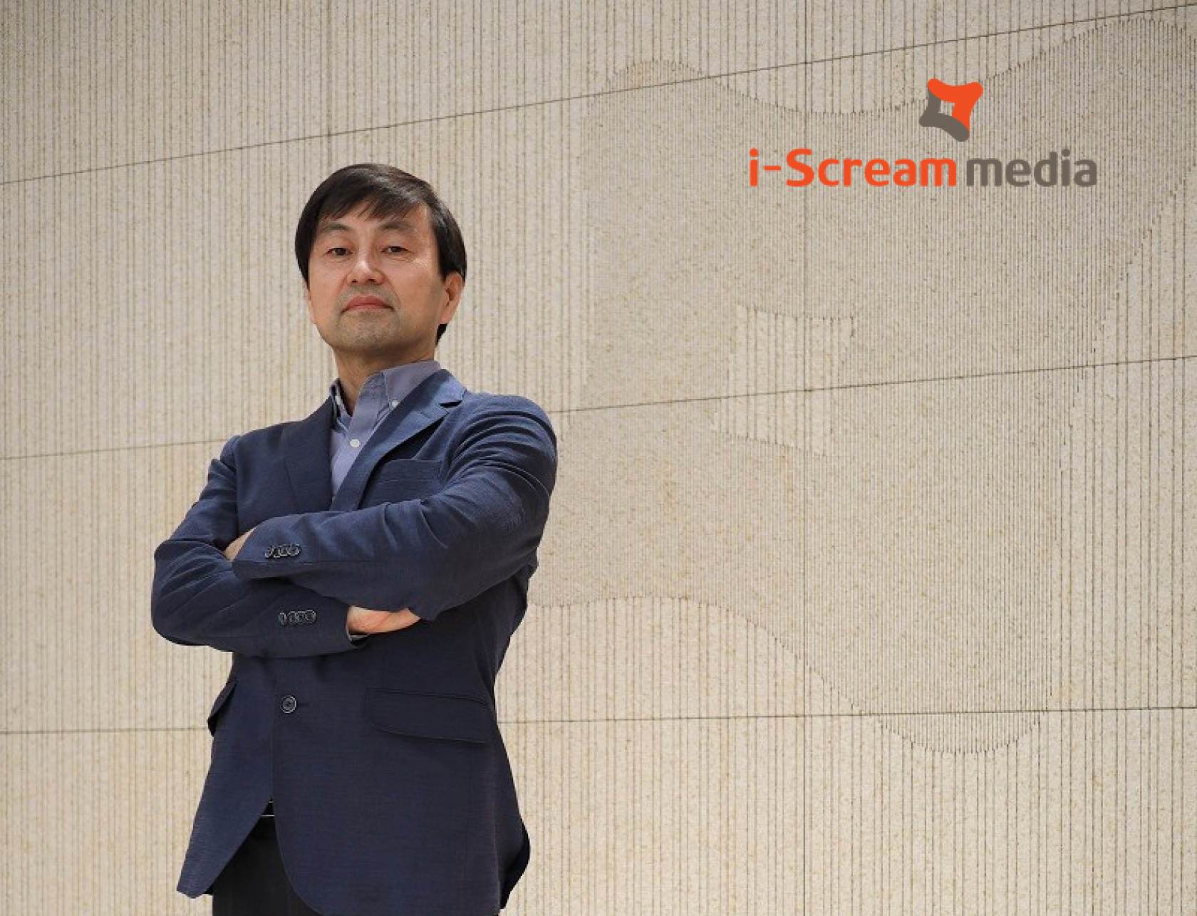 팔짱을 낀 허주환 대표